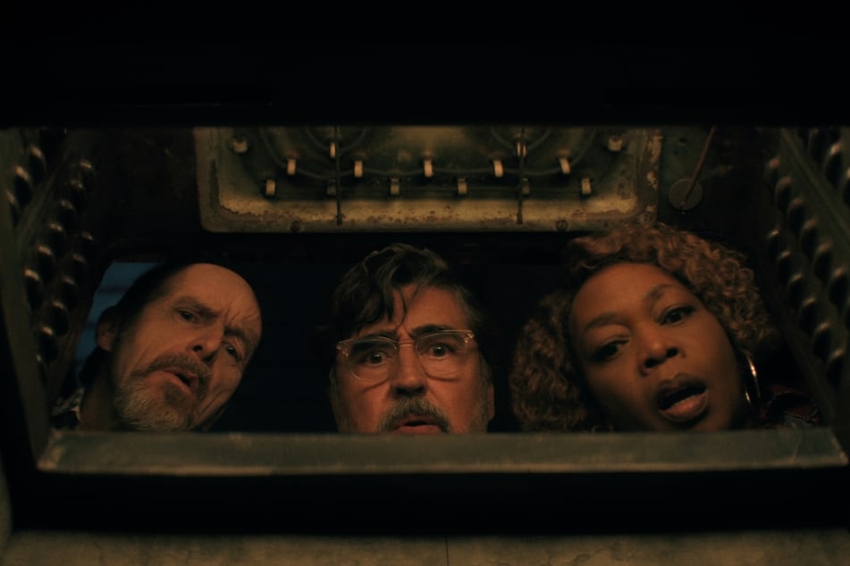 Die Senioren rund um Sam (Alfred Molina, 72, M.) haben sich "The Boroughs" sicherlich anders vorgestellt – vor allem frei von Monstern.