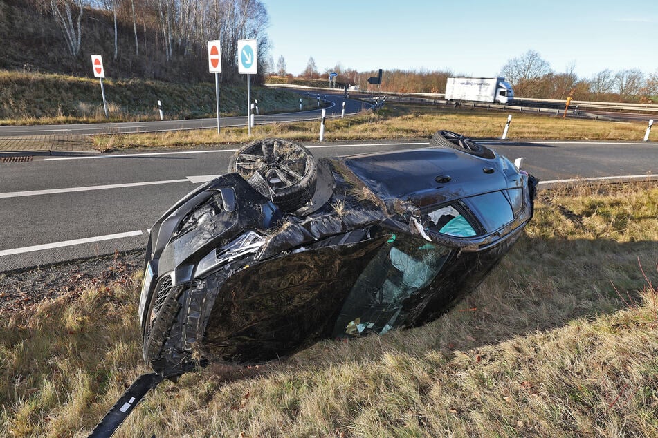 Offenbar zu schnell unterwegs: Ein Seat-Fahrer (27) baute an der Anschlussstelle Glauchau-West einen heftigen Unfall.