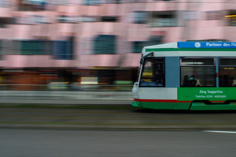 Zeugen gesucht: "Straßenbahn-Surfer" und Begleiter greifen Autofahrer an