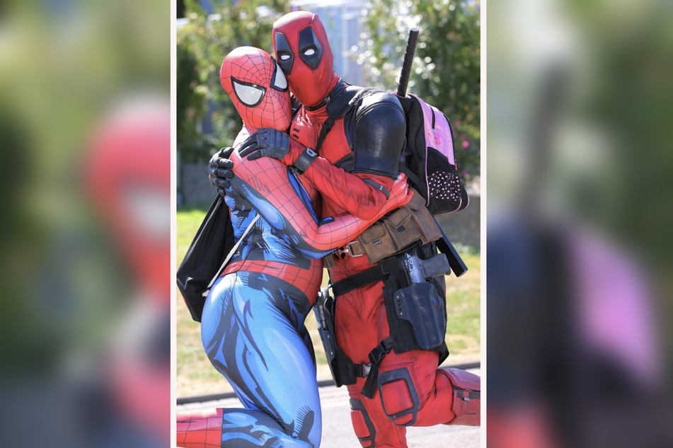 Superhelden und gleichzeitig Sprücheklopfer: Spider-Man (links) und Deadpool mit einer herzlichen Begrüßung auf einem Comicpark aus der Vergangenheit. (Archivbild)