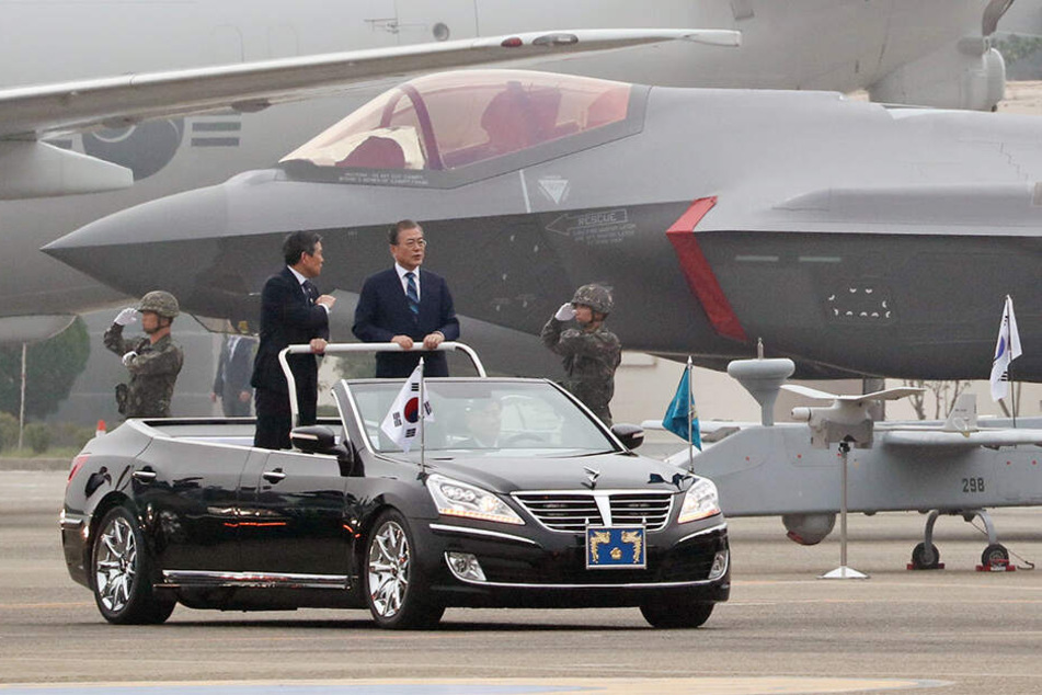 Moon Jae In fährt an einem Tarnkappenbomber des Typs F-35A vorbei.