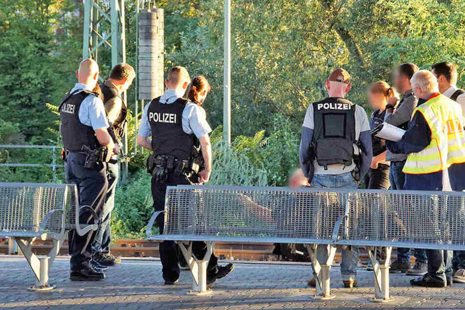 Ein Mann ist in Esslingen am Neckar bei einem Streit ins Gleisbett gefallen und von einer S-Bahn lebensgefährlich verletzt worden.