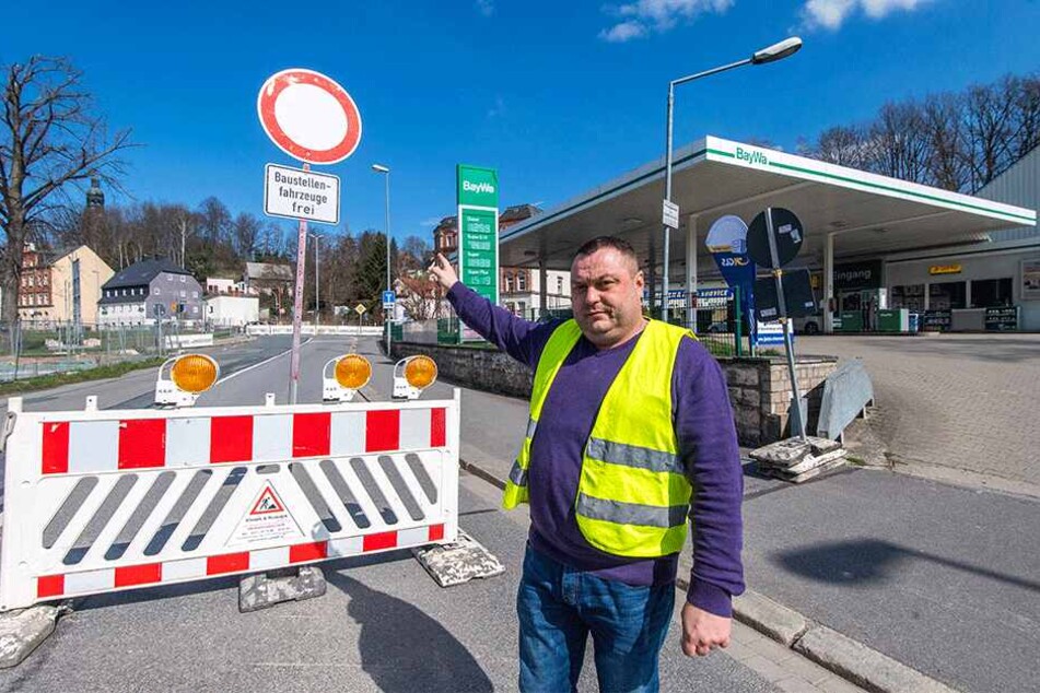 "Autofahrer umfahren die Baustelle über meine Tankstelle": Sergej Schumacher (40) ist verärgert.
