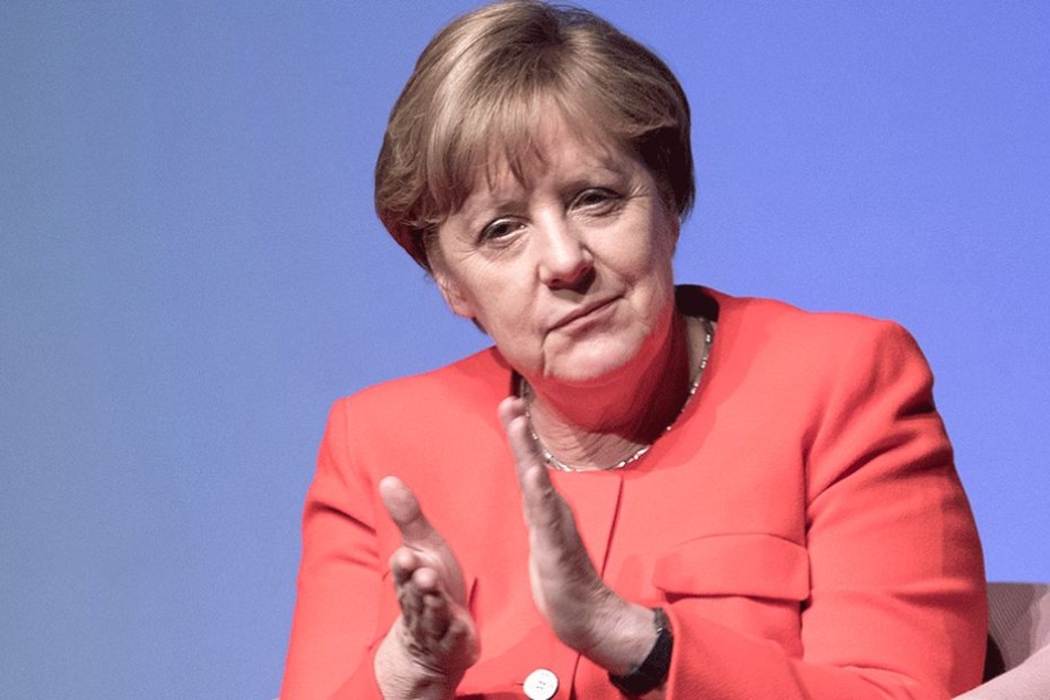 Auslöser für die plötzlich so schnelle Entwicklung war ein Kurswechsel von Angela Merkel. Sie erklärte die Abstimmung für die Mitglieder ihrer Fraktion zur Gewissensfrage.