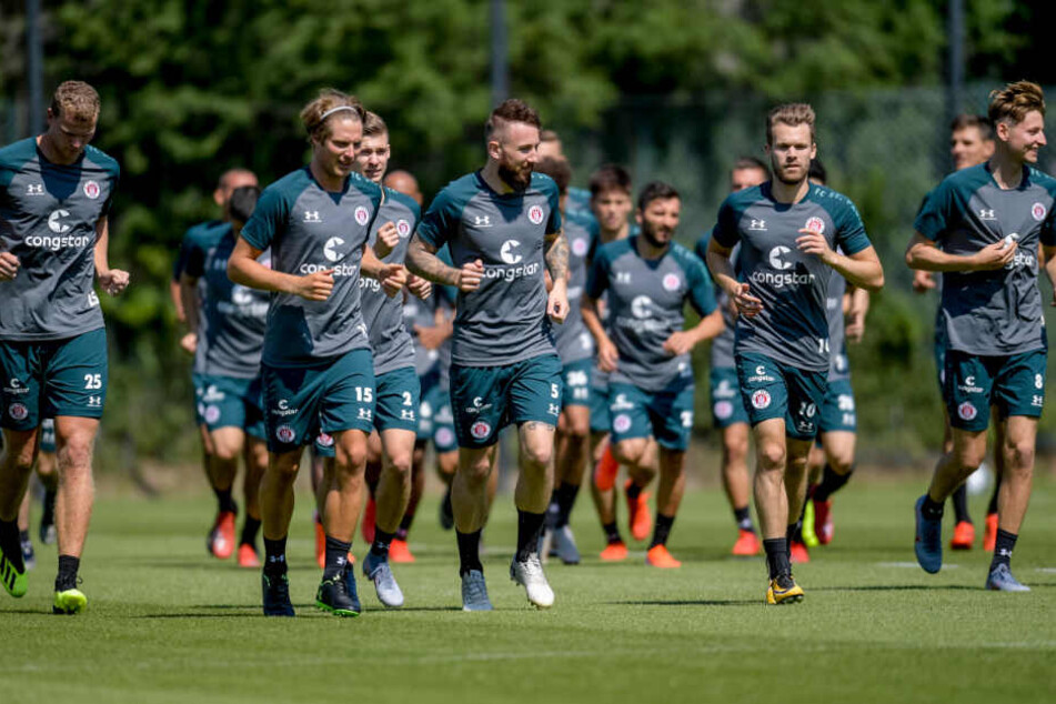 Henk Verman (von links nach rechts), Daniel Buballa, Jakub Bednarczyk, Marvin Knoll, Christopher Buchtmann und Marc Hornschuh laufen sich beim Trainingsauftakt warm.
