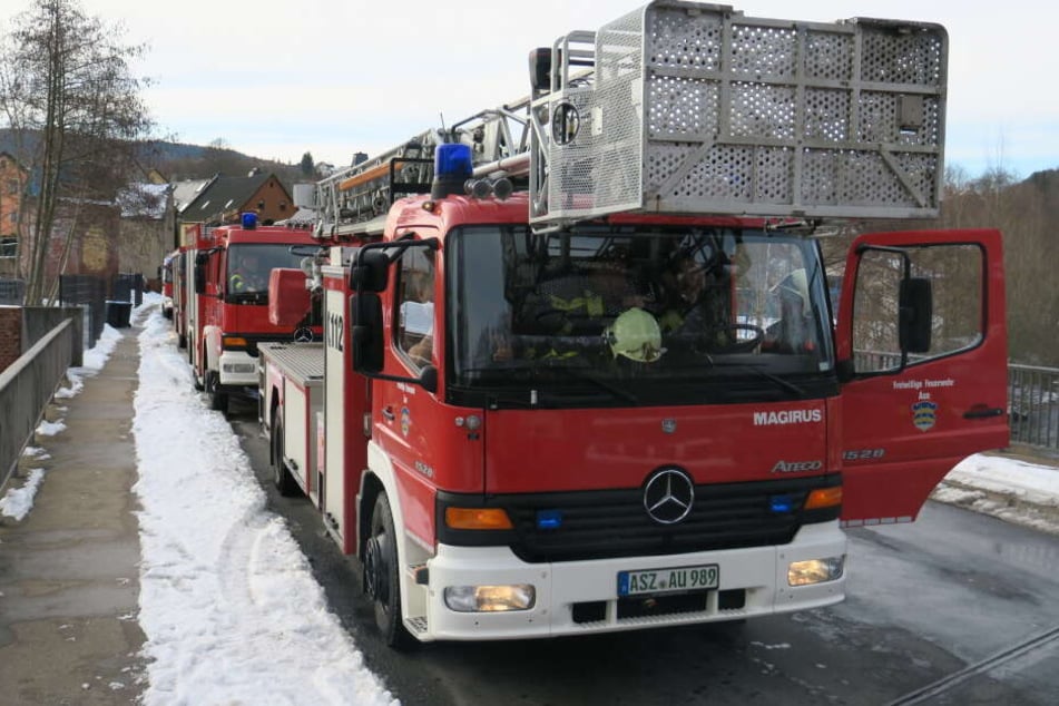Die Feuerwehr war mit über 60 Einsatzkräften vor Ort.