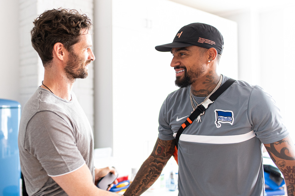 Sportdirektor Arne Friedrich (42) freut's: Kevin-Prince Boateng (34) kehrt zu Hertha BSC zurück.