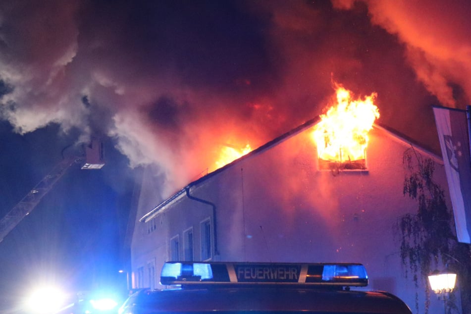 Feuer im Dachgeschoss richtet Schaden in sechsstelliger Höhe an