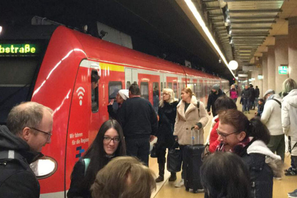 Stress Fur Pendler S Bahn Verkehr Richtung Flughafen Zeitweise Dicht 24