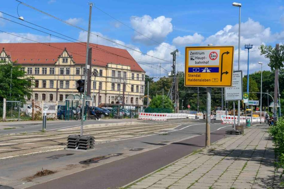 In einer Magdeburger Straßenbahn wurde ein 22-jähriger Mann von bis zu sieben Personen angegriffen, nachdem er diese aufgefordert hatte, das Inventar der Bahn nicht weiter sinnlos zu zerstören.
