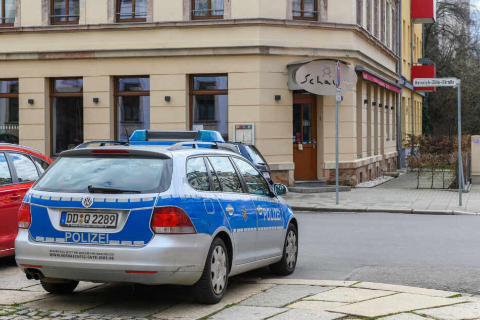 Die Polizei sichert das Restaurant Schalom am Brühl.
