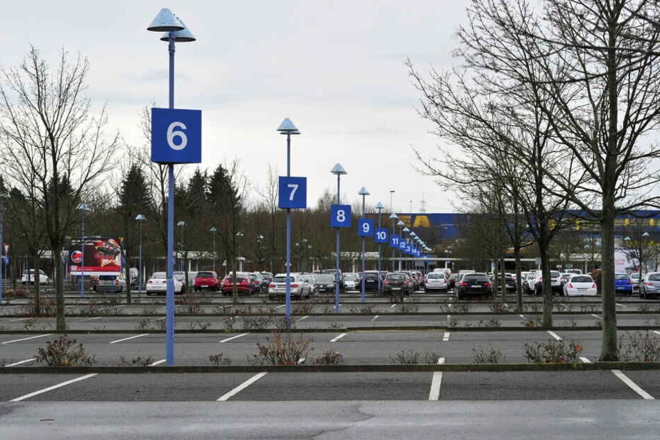 Im Parkplatzbereich des Neefeparks kam es auf dem Fußgängerüberweg der Parkplatzstraße zu einem schweren Unfall. (Symbolbild)