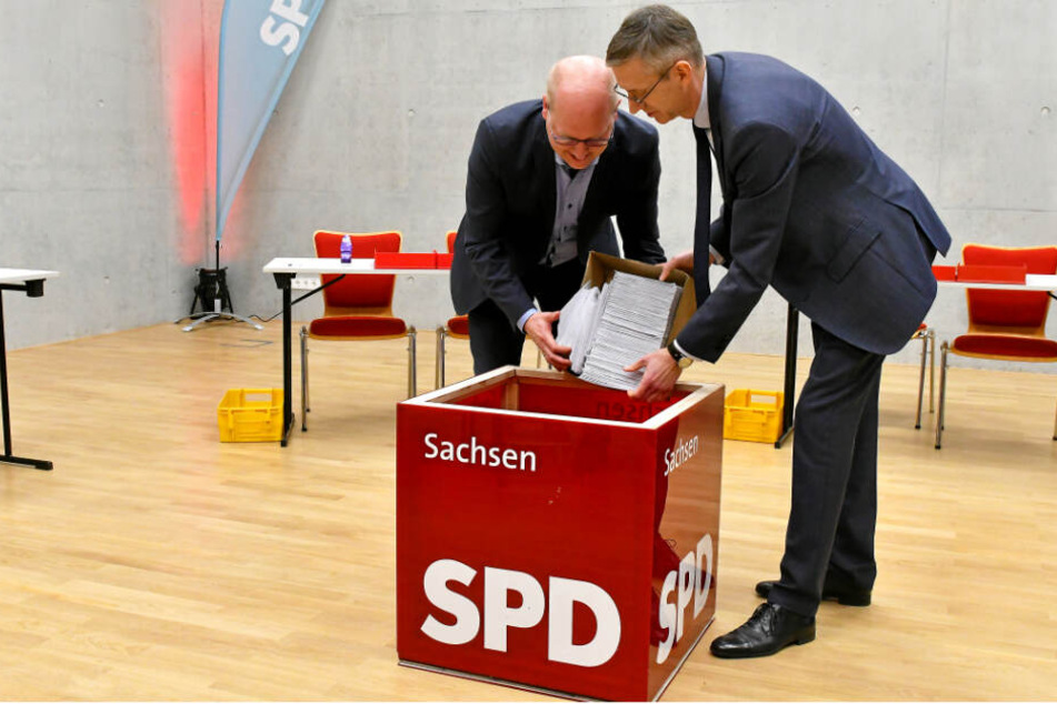 Henning Homann, Generalsekretär der SPD Sachsen (l., 40), und Notar Karsten Schwipps (43) am Montagmorgen bei der Auszählung in Dresden.