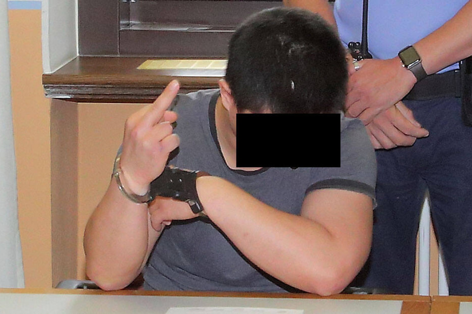 So viel zum Thema Reue: Noch in Handschellen und auf der Anklagebank zeigte Daniel T. (27) Prozessbeobachtern den Stinkefinger.