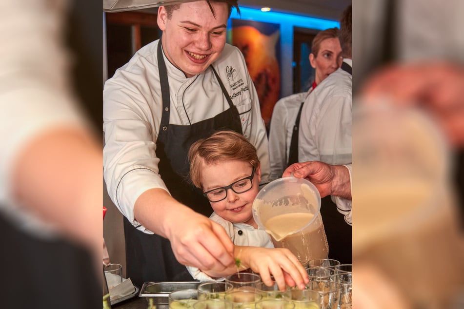 Als Mario Pattis 2017 seine "Genuss Lounge" in Wildberg eröffnete, halfen seine Söhne Anthony (damals 18) und Robert (8) in der Küche mit.