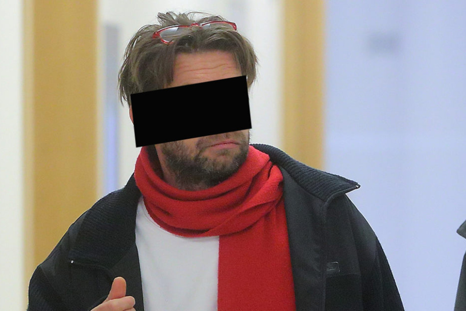 René A. (46) pfefferte eine Bierflasche auf das Auto einer Anwohnerin.