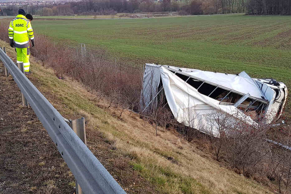 Auf der B178 wurde ein Transporter von der Fahrbahn geweht, der Fahrer wurde schwer verletzt.