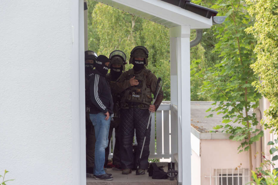 Spezialkräfte vor dem Haus in Seevetal.