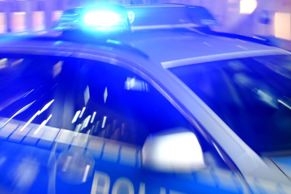 Nachdem das Mädchen einen Streifenwagen gesehen hatte, gab sie Gas und rauschte davon. (Symbolbild)
