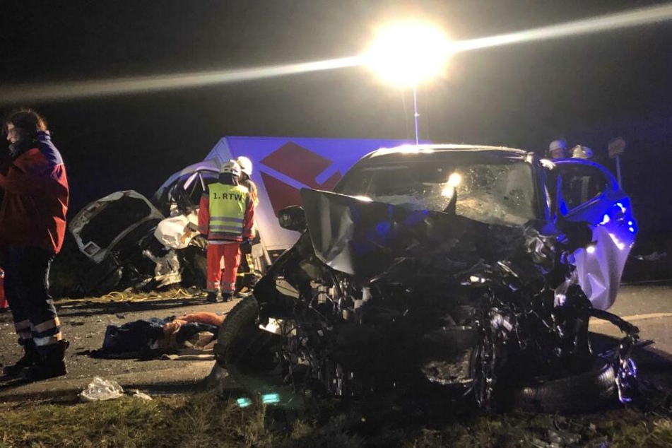 Die Fahrerin des Mazda wurde bei dem Unfall tödlich verletzt.