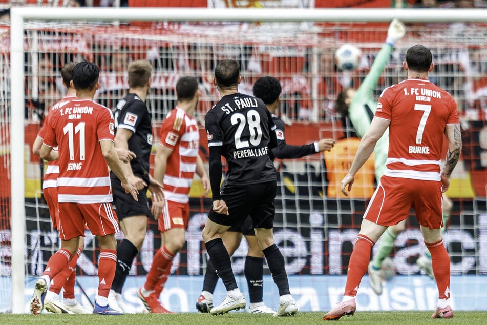 Mathias Pereira Lage (M) knallte den Ball mit 118 km/h nach 25 Minuten zur 1:0-Führung der Kiezkicker ins Union-Gehäuse.