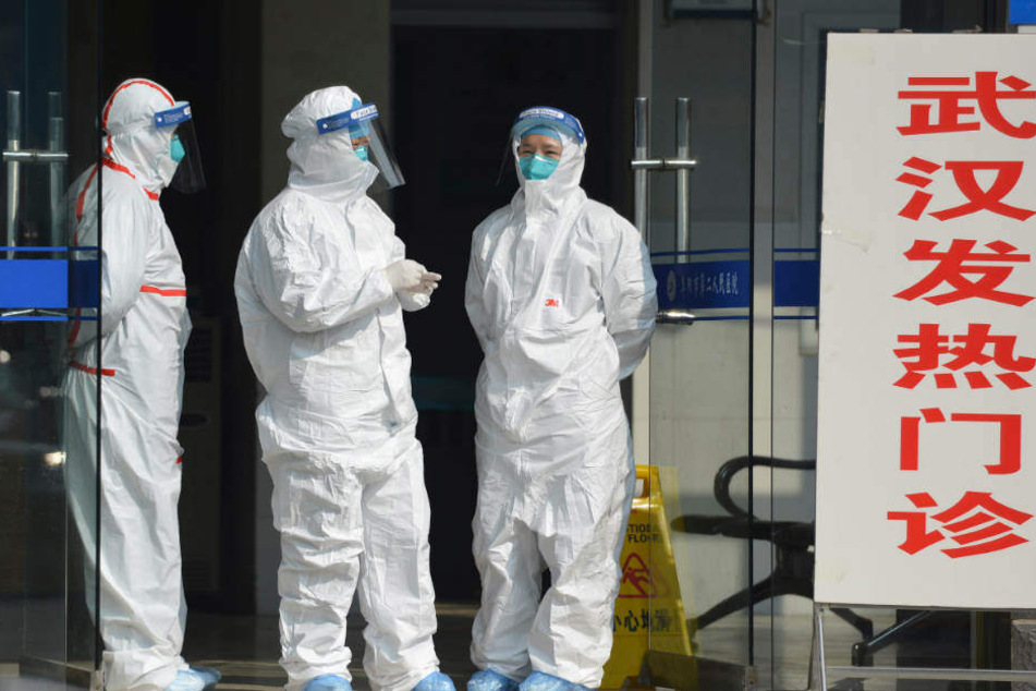 Medizinisches Personal in Schutzanzügen wartet in der zentralchinesischen Provinz Anhui am Eingang einer Klinik für Fieberpatienten und Patienten aus Wuhan.