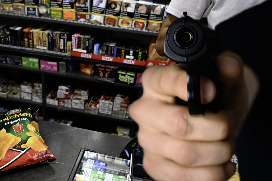 Köln: Masken-Mann überfällt Kölner Kiosk: Polizei bittet um Zeugenhinweise