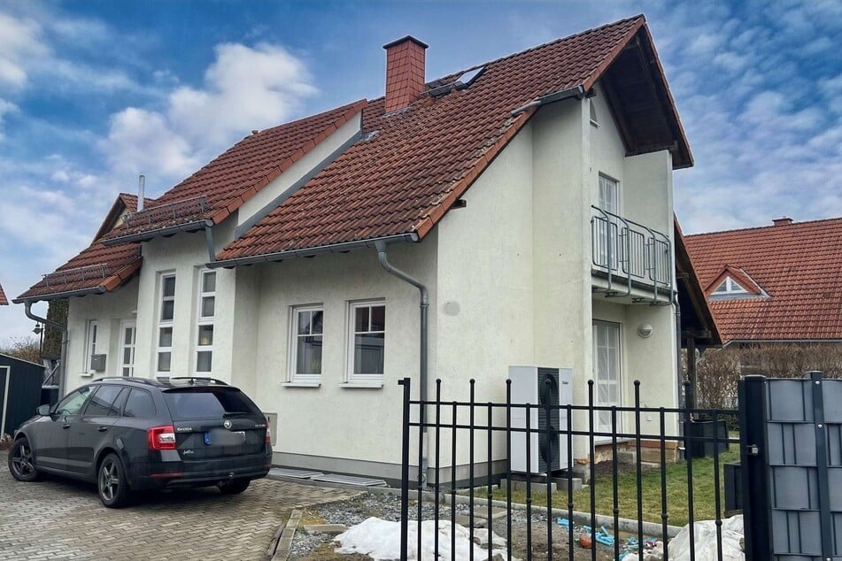 In Arnsdorf steht dieses moderne Haus mit Garten zum Verkauf