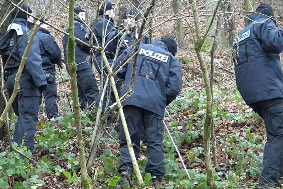 Zahlreiche Polizisten durchsuchten ein Waldstück bei Aschaffenburg.