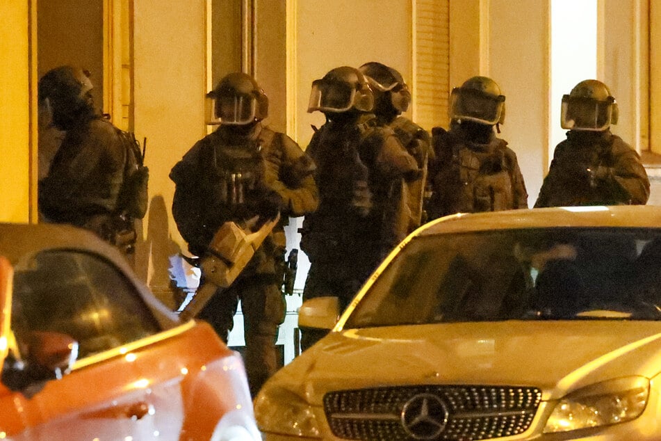 Das SEK stürmte mehrere Objekte in Remscheid.