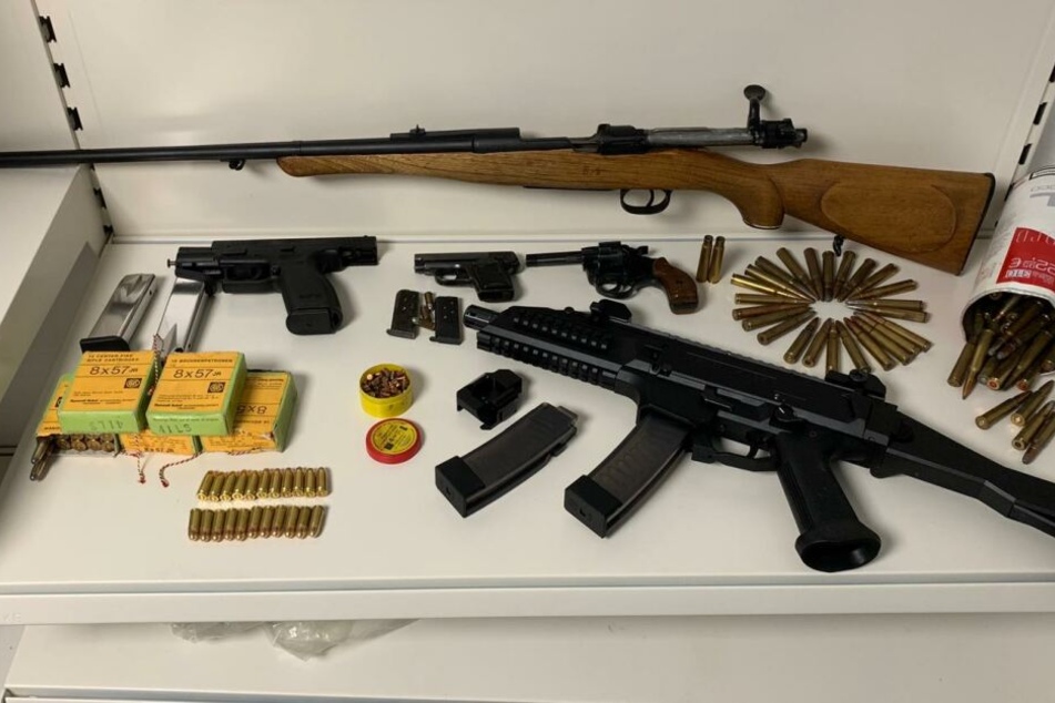 Bei den Durchsuchungen wurden Waffen und Munition sichergestellt.