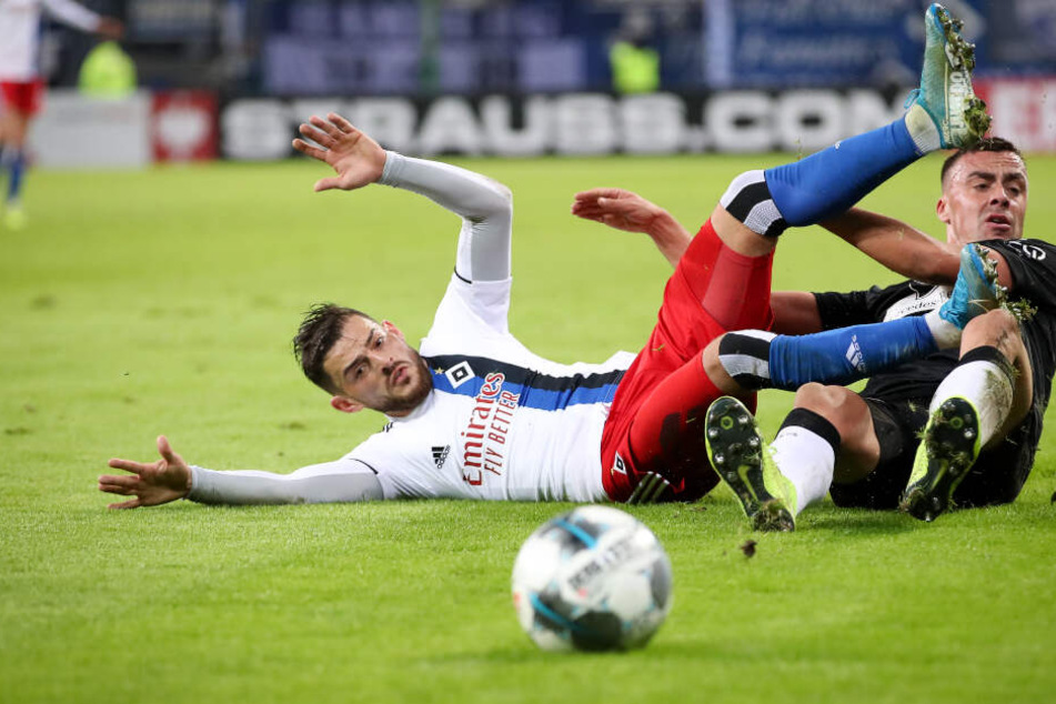 Tim Leibold wird im Zweikampf von Philipp Förster zu Fall gebracht.