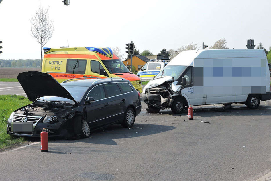 Die Insassen des VW Passats wurden bei dem Unfall schwer verletzt und mussten in ein Krankenhaus gebracht werden.