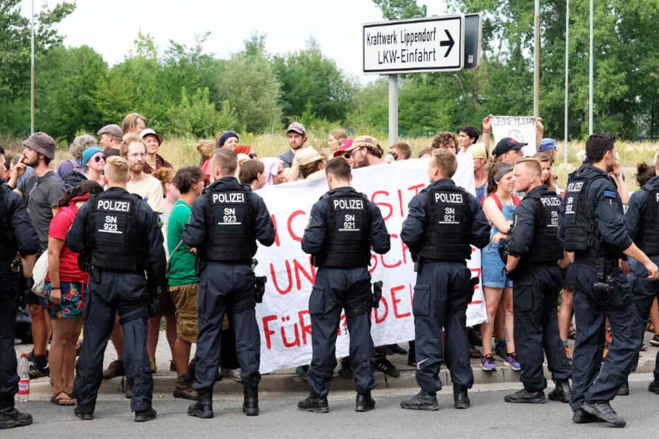 Bei dem Einsatz sollen auch Schlagstöcke und Pfefferspray benutzt worden sein.