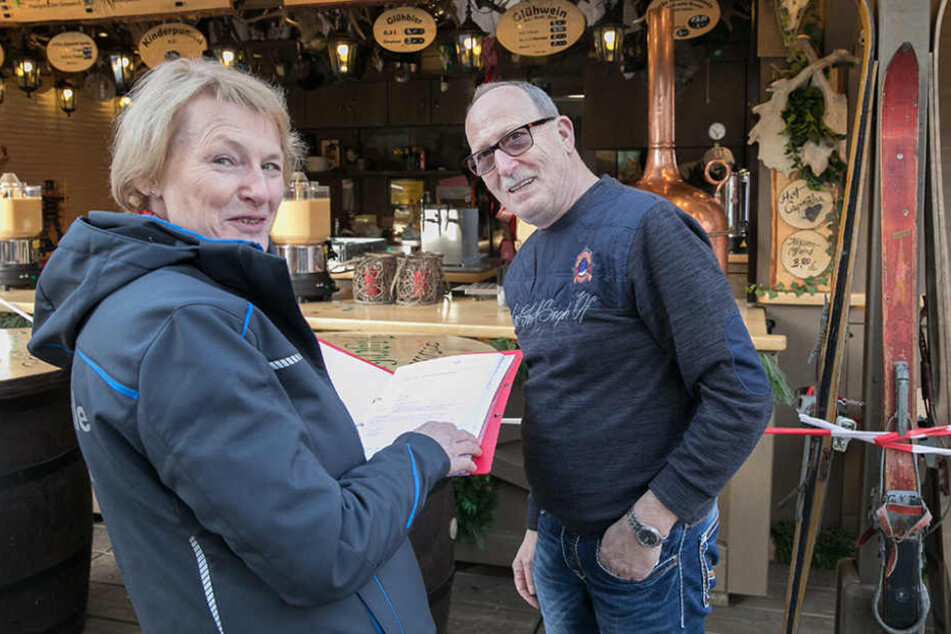 Kontrolle bestanden! Marktamts-Chefin Sigrid Förster (61) gibt gerade das
Okay bei Walter August (62) an der "Jagerhütt’n". Jetzt darf der Glühwein
fließen!