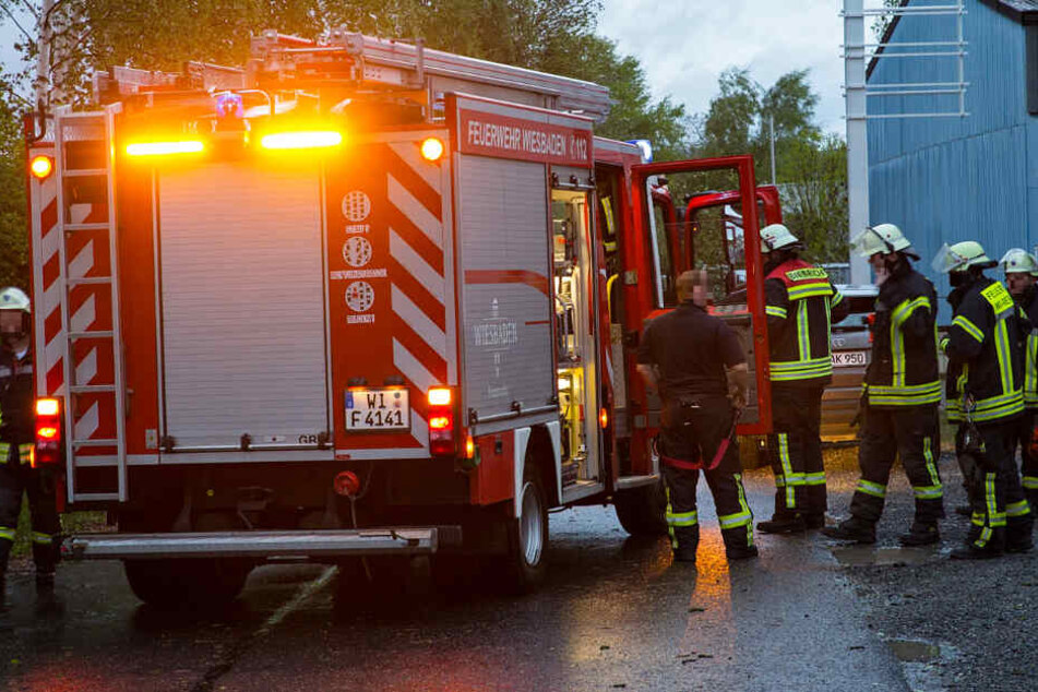 Das Foto zeigt Einsatzkräfte der Feuerwehr am Mittwochabend in Wiesbaden.