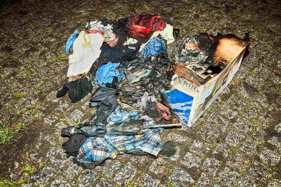 Die Kleidung wurde in Brand gesteckt.