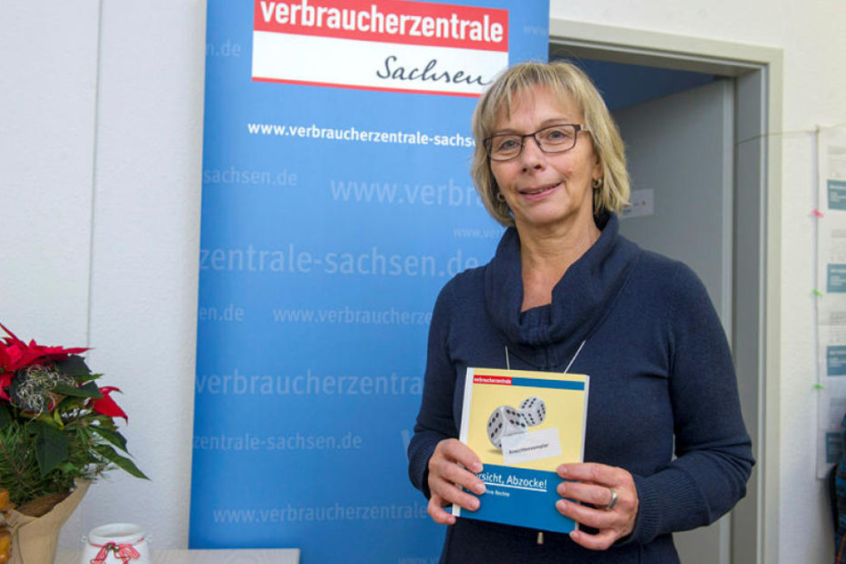 Sigrid Wotha (58) warnt vor Tricks am Telefon und im Netz.