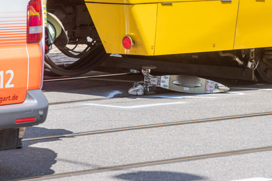 Das Mädchen kollidierte mit ihrem Cityroller die Straßenbahn.