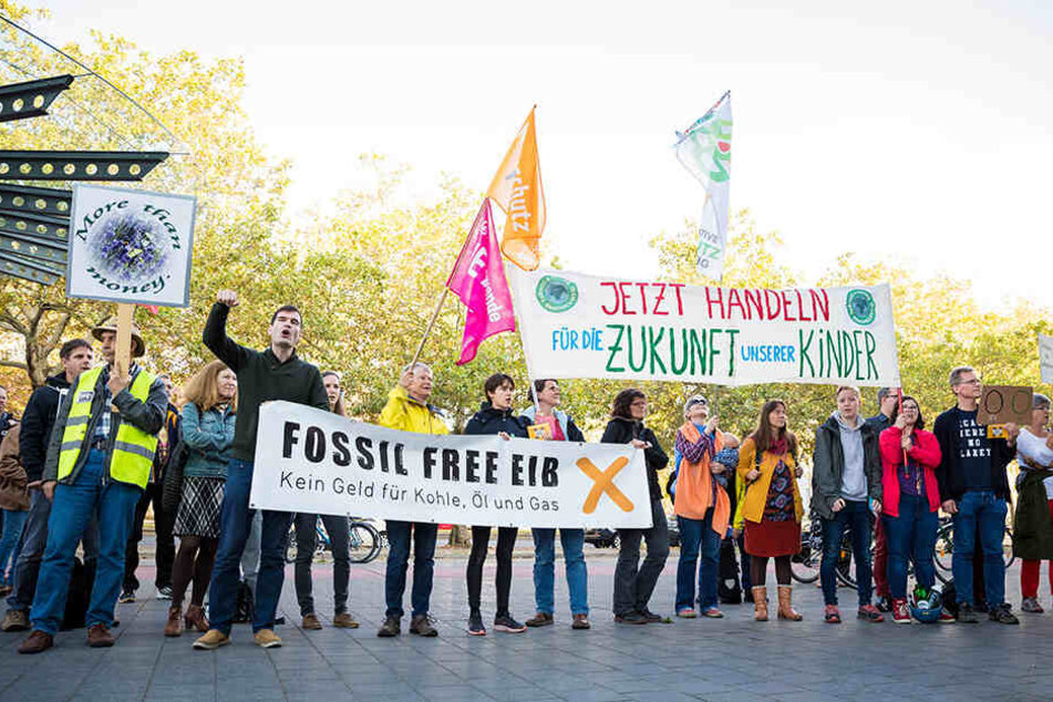 Demonstranten protestieren gegen das Klimapaket vor der Stadthalle in Braunschweig, wo die SPD eine Regionalkonferenz abhält.
