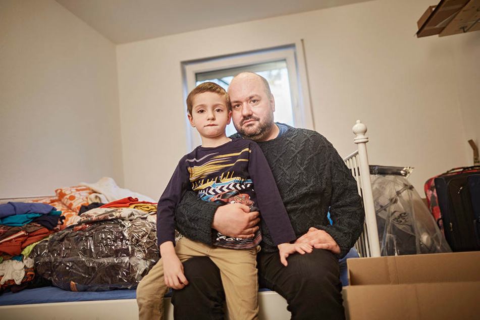 Petr Cizmar kümmert sich liebevoll um seinen Sohn. Der kleine David weiß, wie seine Mutter zu Tode kam. Sein Papa hat es ihm erklärt.