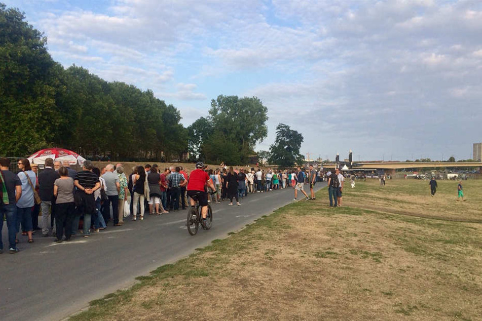 Eine Riesenschlange bei den Filmnächten: Dienstagabend reicht sie bis zur Augustusbrücke.