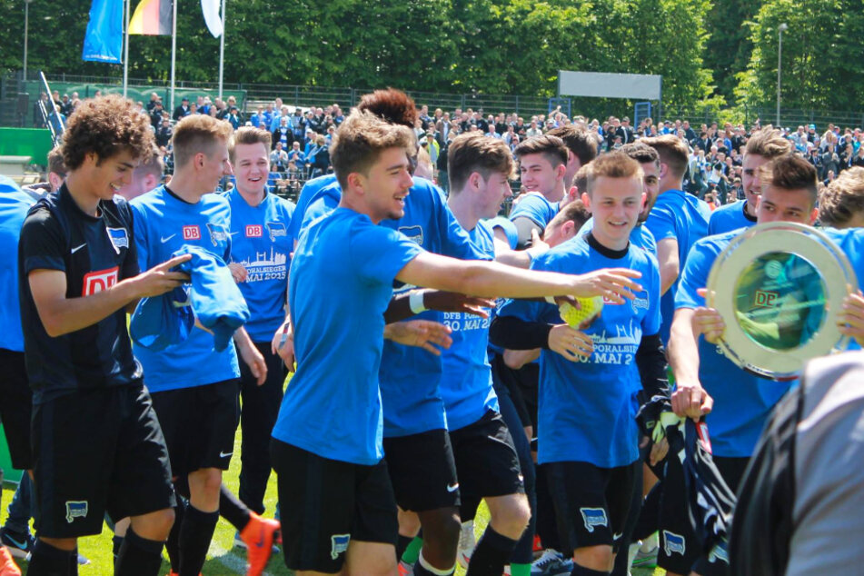 Farid Abderrahmane (l.) gewann mit der U19 von Hertha BSC 2015 den DFB-Pokal der A-Junioren.