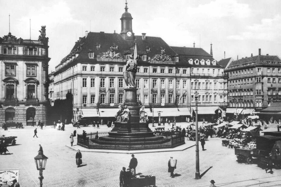 Am Altmarkt neben dem Alten Rathaus war bis zur Zerstörung 1945 die Löwen-Apotheke (2. Gebäude von rechts) ansässig.