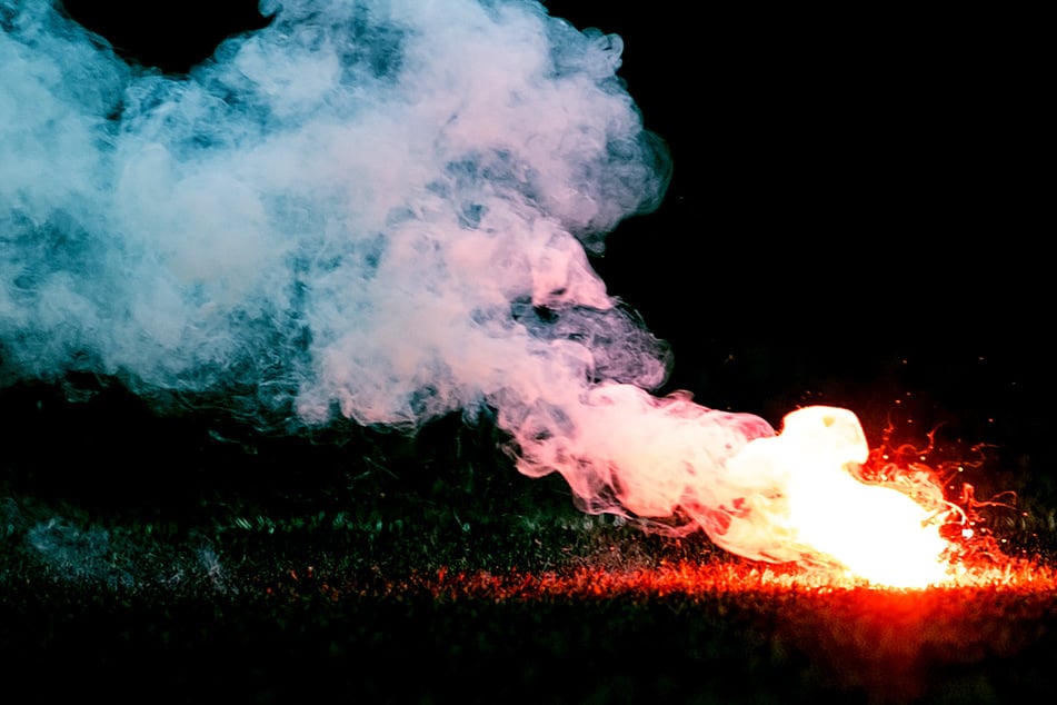 Die Sprayer versuchten, sich die Bahn-Mitarbeitenden mit Pyro vom Leib zu halten. (Symbolbild)