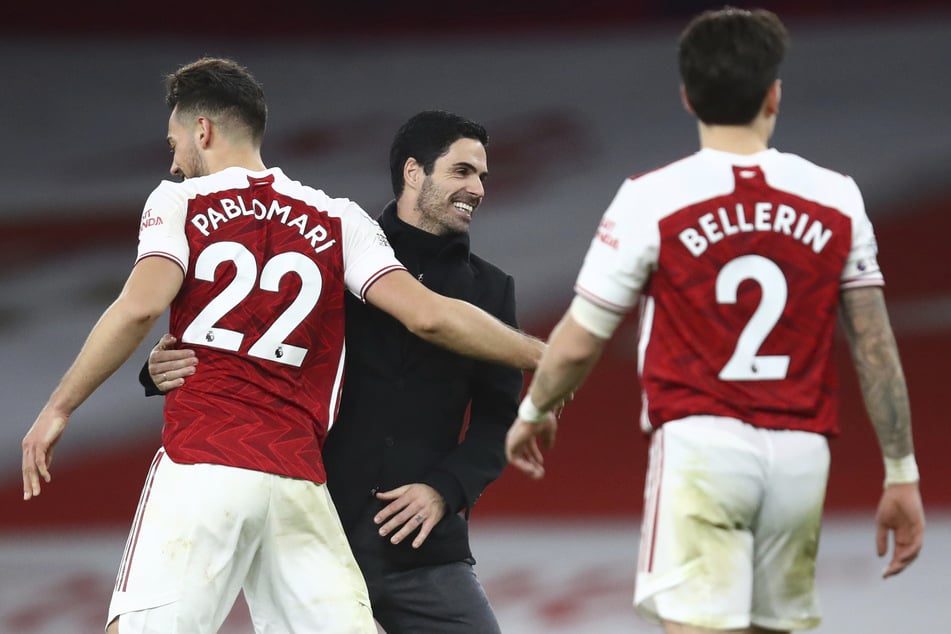 Mikel Arteta (m.), Trainer des FC Arsenal, gratuliert seinen Spielern nach dem Sieg über den Stadtrivalen FC Chelsea. Finanziell gibt es nun auch etwas Grund, zu lächeln.