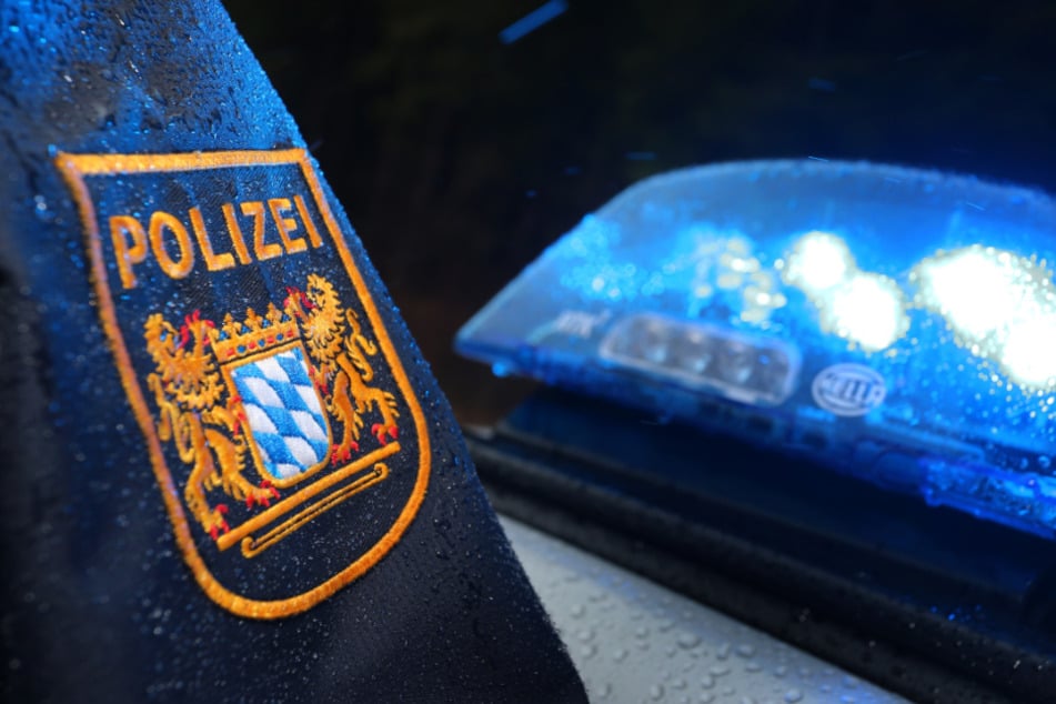 Ein Autofahrer wurde bei einem Unfall auf der B16 so schwer verletzt, dass er laut Polizeiangaben noch an der Unfallstelle starb. (Symbolfoto)