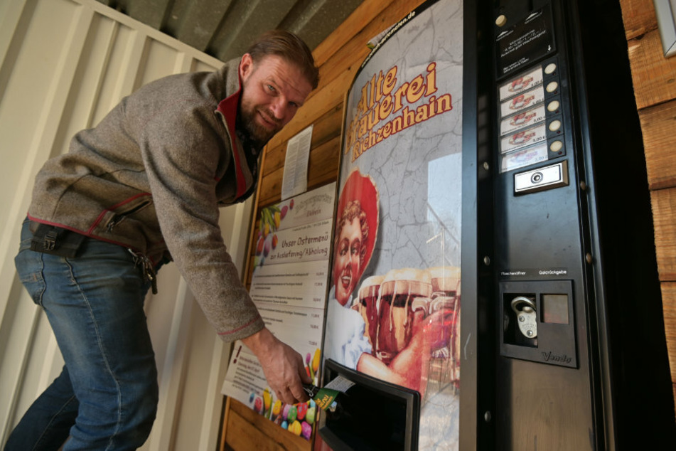Brauerei-Chef Olaf Adam (45) testet den neuen Bier-Automaten.