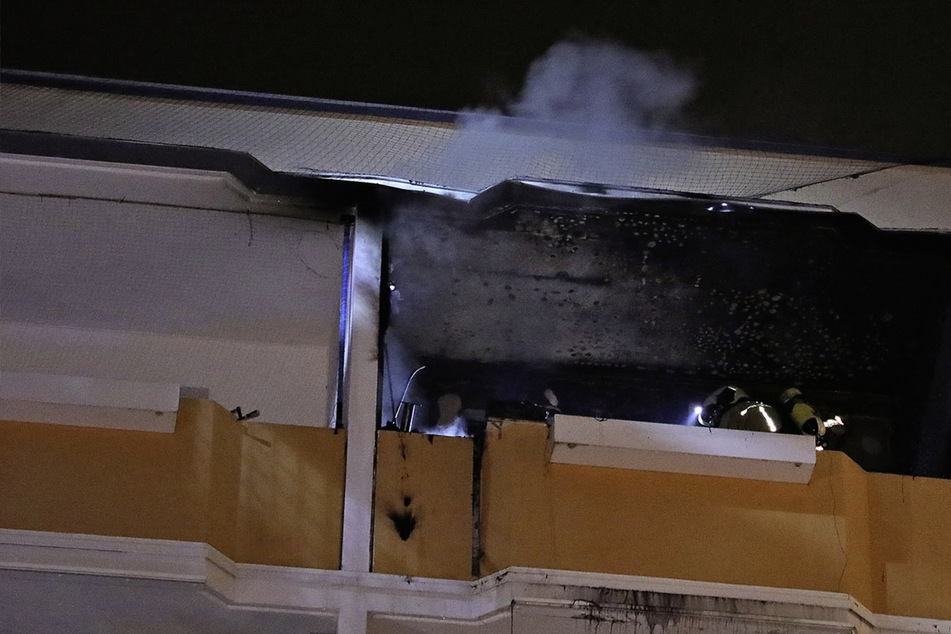 Dresden: Feuerwehr-Einsatz in Kleinpestitz: Balkon steht plötzlich in Flammen