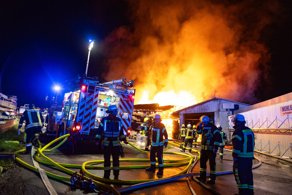 Ein Großaufgebot an Einsatzkräften arbeitet gemeinsam gegen die Feuersbrunst.